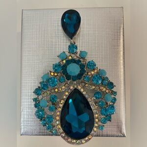 Vintage Costume jewelry broche. Rhinestones and turquoise man made stones.